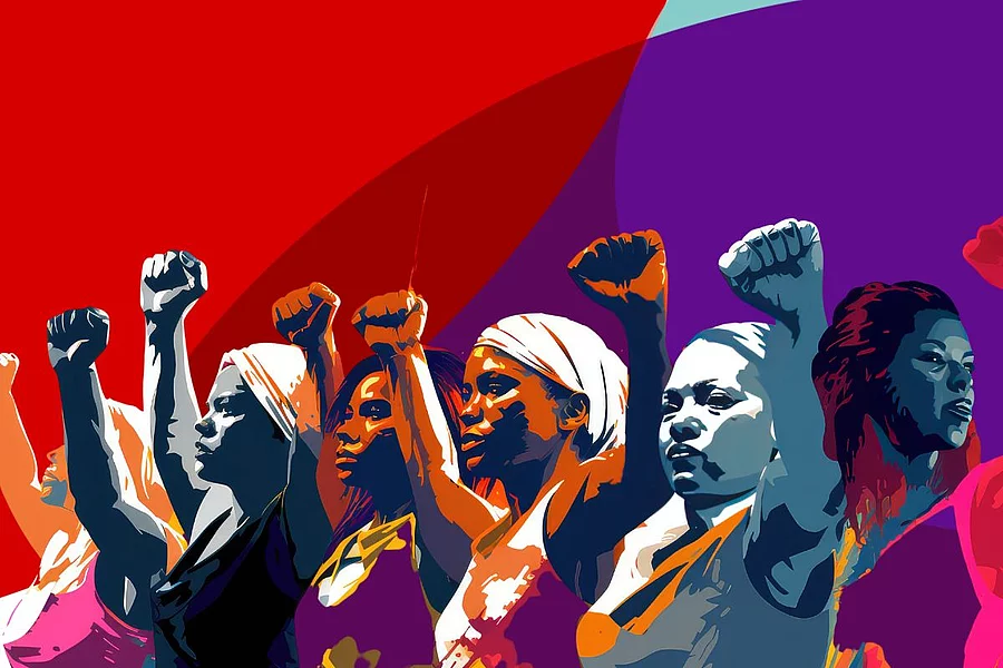 Grupo de mujeres diversas con sus brazos en alto, en actitud de lucha y defensa de sus derechos